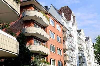 8045 Abgerundete Balkons mit gelben Ziegeln verkleidet - Architektur der 1960er Jahre - weisse Grnderzeitarchitektur  im Hamburger Stadtteil Eimsbttel.