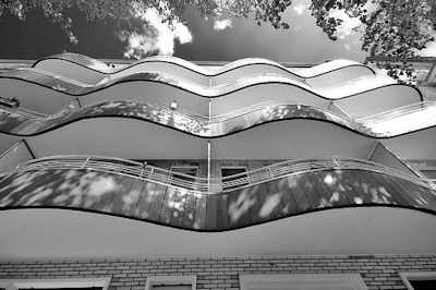 1086 Baustil der 1950er Jahre - geschwungene Balkons, wellenfrmiger Architekturstile - Wohnhuser in Hamburg Hohenfelde.