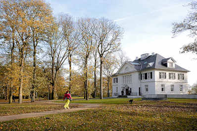 6642 Herbstbume und Herbstlaub im Heinepark in Hamburg Othmarschen - re. die Villa im Heinepark am Elbhang mit Blick ber die Elbe.