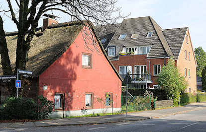 9226 Historisches Reetdachgebude und moderner Neubau im Hamburger Stadtteil Rissen.