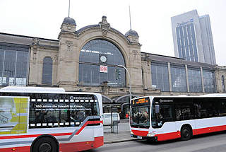 4338 Autobusse der Hamburger ffentlichen Verkehrsmittel am Bahnhof Dammtor.